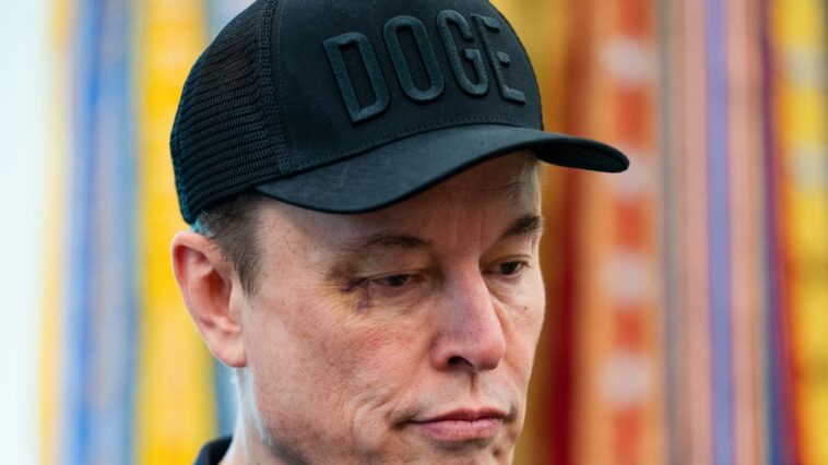 Elon Musk suit le rapport de consommation de drogues avec des bombes avec une conférence de presse du bureau ovale aux yeux noirs