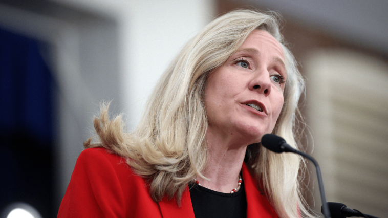 Abigail Spanberger dit qu'elle peut affronter Trump sans le dénigrer