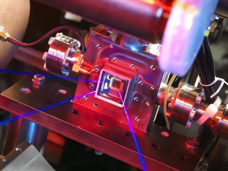 Applicabilité d'une loi quantique clé étendue aux conditions de simulation pour les systèmes avec des interactions à long terme