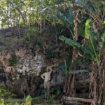 Boulder a lavé à l'intérieur des terres un signe de l'histoire du tsunami du Pacifique Boulder a lavé à l'intérieur des terres un signe de l'histoire du tsunami du Pacifique