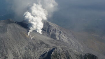 Chargement de l'éruption: nouvelles approches de la surveillance des tremblements de terre au volcan Ontake, au Japon,