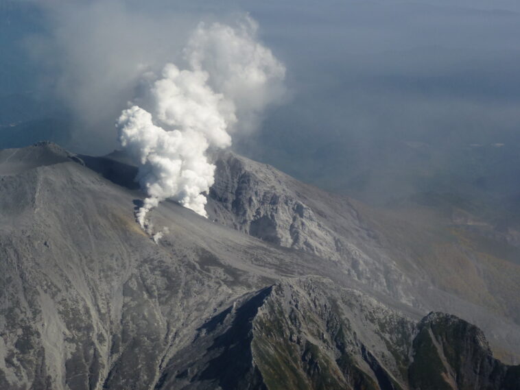Chargement de l'éruption: nouvelles approches de la surveillance des tremblements de terre au volcan Ontake, au Japon,