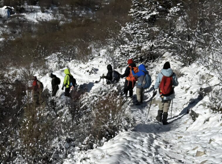 Chipping Away the Ice Gière: les femmes scientifiques explorent le glacier Ponkar au Népal