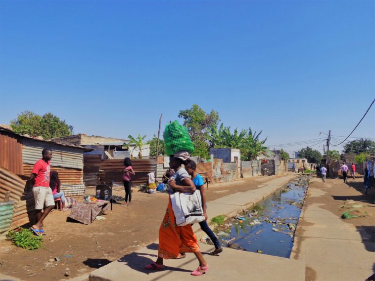 Comment les coupes d'aide pourraient rendre les communautés vulnérables encore moins résilientes au changement climatique