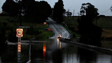 Des milliers de personnes restent isolées alors que les inondations facilitent l'est de l'Australie