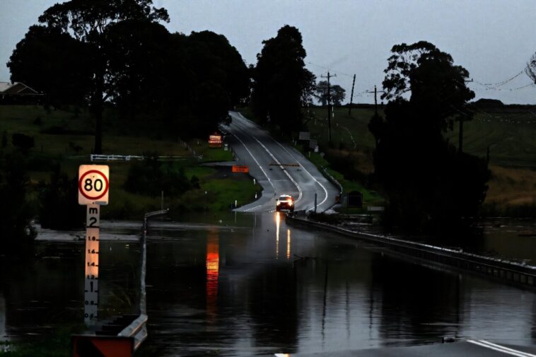Des milliers de personnes restent isolées alors que les inondations facilitent l'est de l'Australie Des milliers de personnes restent isolées alors que les inondations facilitent l'est de l'Australie