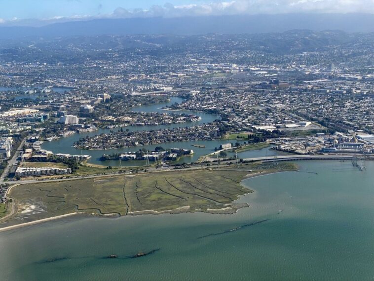 Face à la tempête: les chercheurs modélisent une nouvelle ligne de défense côtière avec des digues horizontales