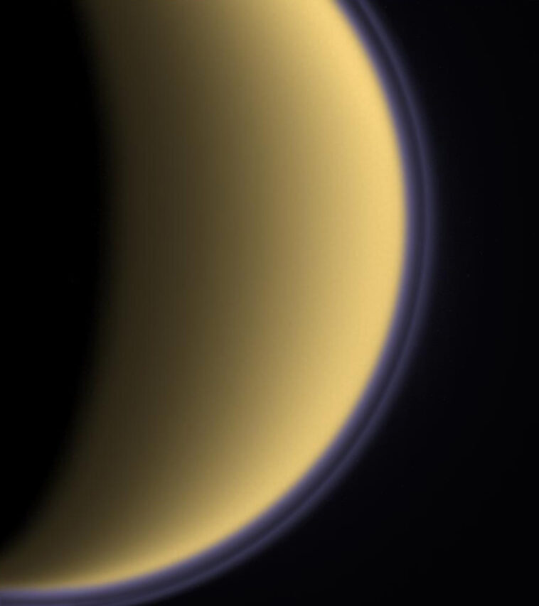 L'atmosphère vacillante mystérieuse de Titan est comme un gyroscope, suggère de nouvelles recherches L'atmosphère vacillante mystérieuse de Titan est comme un gyroscope, suggère de nouvelles recherches