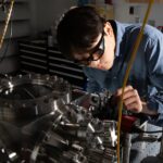 La gravité est-elle quantique? Le refroidissement au laser rapproche les oscillateurs de torsion de répondre à cette question La gravité est-elle quantique? Le refroidissement au laser rapproche les oscillateurs de torsion de répondre à cette question