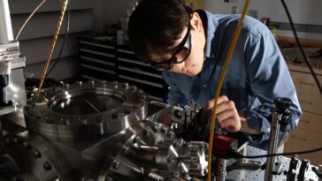 La gravité est-elle quantique? Le refroidissement au laser rapproche les oscillateurs de torsion de répondre à cette question