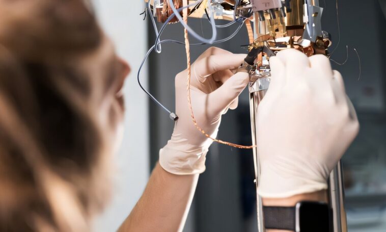 La nouvelle architecture améliore le contrôle des résonateurs micro-ondes pour les ordinateurs quantiques