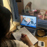 Un gestionnaire de cas observe un parent et un enfant à travers un miroir bidirectionnel lors d'une session de formation aux compétences comportementales.