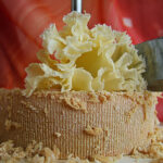 La variation de frottement crée des fleurs de fromage signature de Tête de Moine La variation de frottement crée des fleurs de fromage signature de Tête de Moine