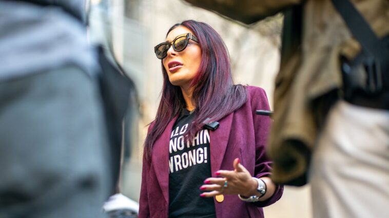 Laura Loomer est sur un déchaînement anti-maha sur les réseaux sociaux, montrant plus de fissures dans la sphère de l'influence de Trump