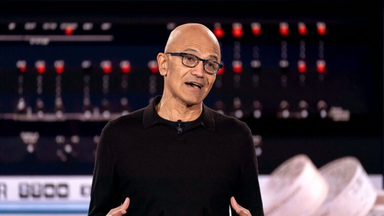 Le PDG de Microsoft Satya Nadella explique comment il se rend obsolète avec l'IA