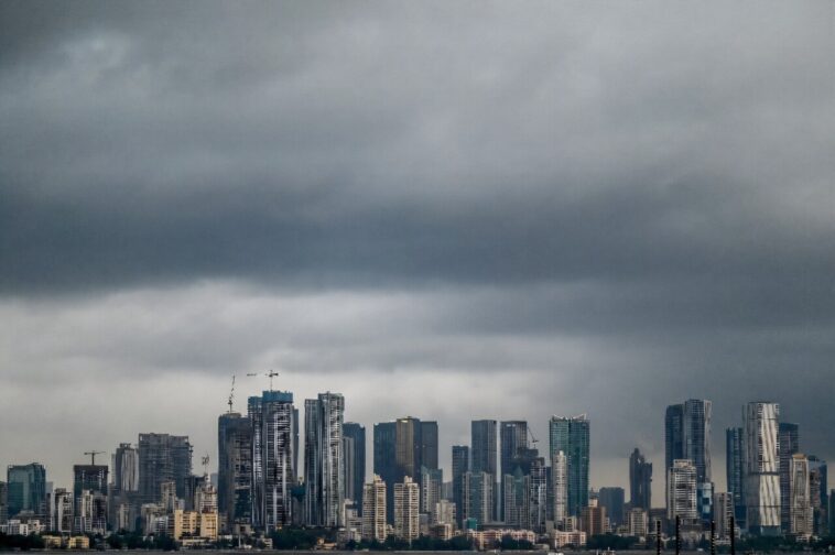 Les cils de la mousson de l'Inde Mumbai alors que les pluies arrivent tôt Les cils de la mousson de l'Inde Mumbai alors que les pluies arrivent tôt