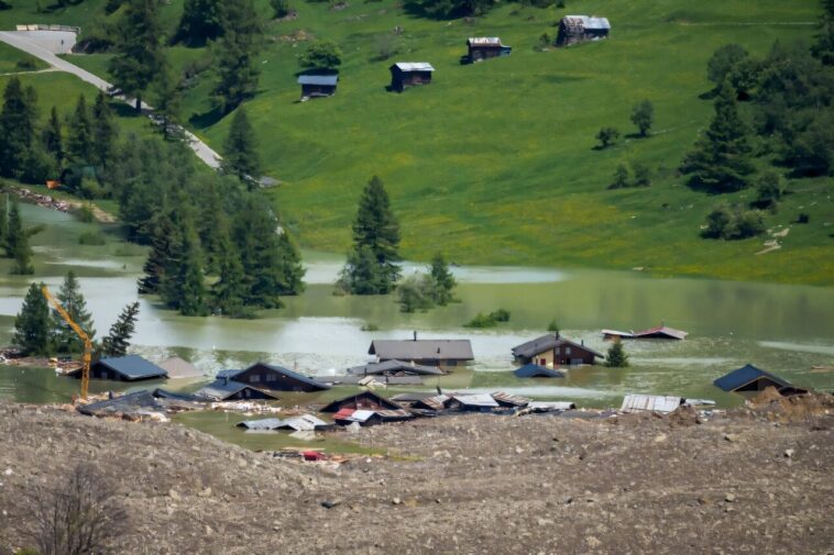 Les craintes des inondations recule après l'effondrement du glacier suisse Les craintes des inondations recule après l'effondrement du glacier suisse