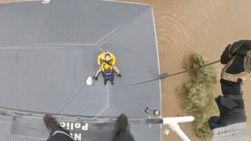 Les inondations massives vont plus de 50 000 personnes dans l'est de l'Australie