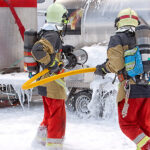 Les pompiers utilisent une mousse pour combattre un feu.