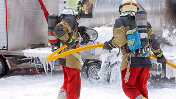 Les pompiers utilisent une mousse pour combattre un feu.