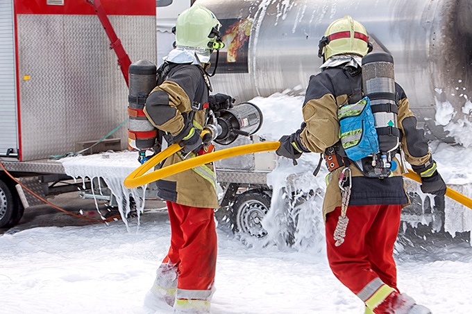Les pompiers utilisent une mousse pour combattre un feu.