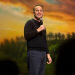 Mike Birbiglia sur les raisons pour lesquelles il s'éloigne de la politique dans sa comédie, qui critique ses blagues, et son nouveau Netflix Special