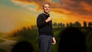 Mike Birbiglia sur les raisons pour lesquelles il s'éloigne de la politique dans sa comédie, qui critique ses blagues, et son nouveau Netflix Special