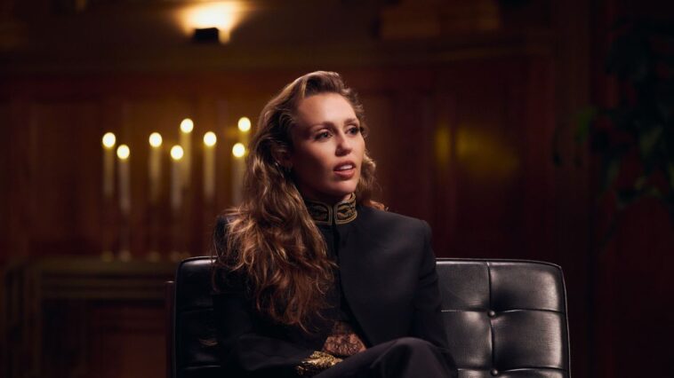 Miley Cyrus dit que la sobriété est «comme mon Dieu»