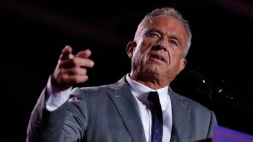 RFK Jr. et le ver qui a mangé son cerveau menace d'interdire aux scientifiques du gouvernement de publier dans les meilleures revues médicales