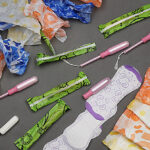 Tajoutons sanitaires de la fécule de maïs suffisamment bon marché pour éviter des tonnes de plastiques océaniques, montre l'étude