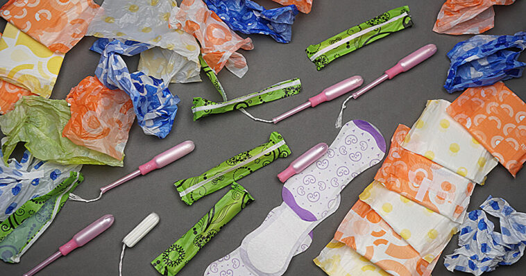 Tajoutons sanitaires de la fécule de maïs suffisamment bon marché pour éviter des tonnes de plastiques océaniques, montre l'étude