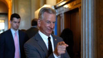Tommy Tuberville veut arrêter de s'embarrasser au Sénat, commencer à s'embarrasser dans le manoir du gouverneur de l'Alabama