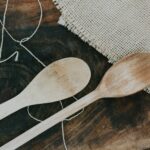 Une cuillère en bois peut-elle vraiment empêcher un pot de bouillir? Voici la science