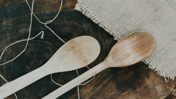 Une cuillère en bois peut-elle vraiment empêcher un pot de bouillir? Voici la science