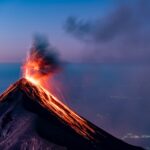 Volcan philippin éclate brièvement, érugnant le panache de cendre dans le ciel Volcan philippin éclate brièvement, érugnant le panache de cendre dans le ciel