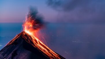 Volcan philippin éclate brièvement, érugnant le panache de cendre dans le ciel