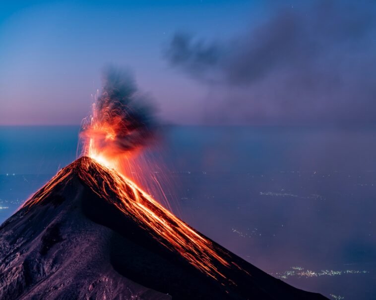 Volcan philippin éclate brièvement, érugnant le panache de cendre dans le ciel Volcan philippin éclate brièvement, érugnant le panache de cendre dans le ciel