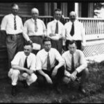 100 ans après le procès Scopes, la science est toujours attaquée Une photo de sept personnes posant pour un portrait devant un porche.