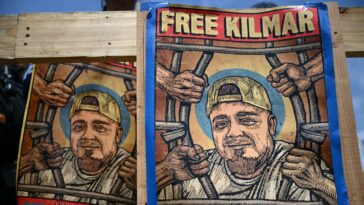 Kilmar Abrego Garcia est retourné vers nous pour faire face à des accusations de contrebande de migrants