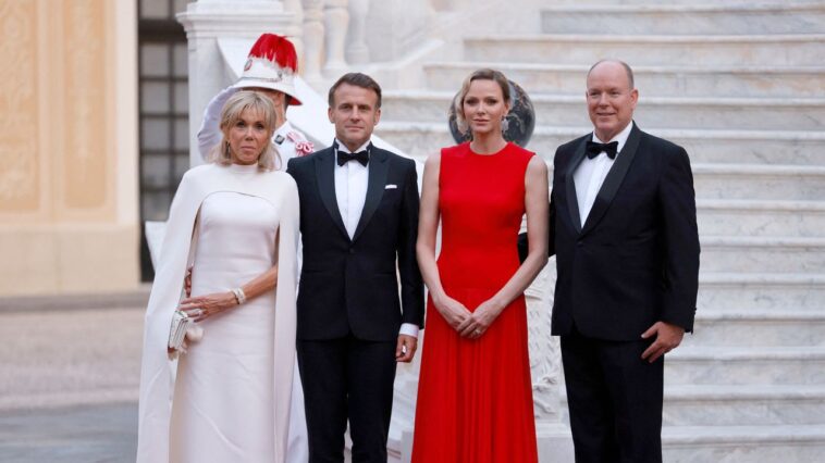 Le prince Albert et la princesse Charlene accueillent Macron pour le premier dîner d'État avec un leader français depuis plus de 40 ans