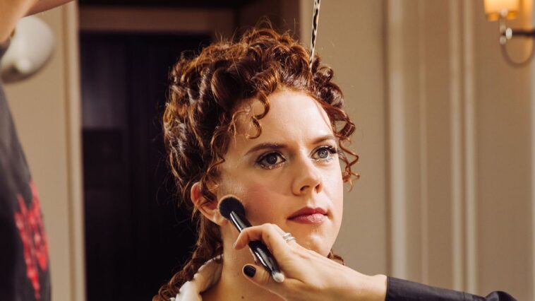 Cole Escola sur Tony Drama et leur Cendrillon-Meet-Bernadette Peters regardent les Tony Awards 2025