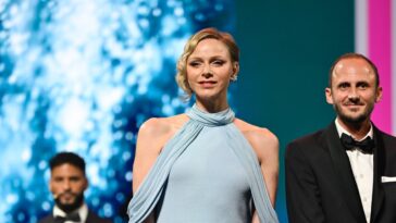 La princesse Charlene canalise Old Hollywood en robe Blue Ice au Festival de télévision de Monte-Carlo