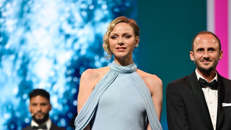 La princesse Charlene canalise Old Hollywood en robe Blue Ice au Festival de télévision de Monte-Carlo