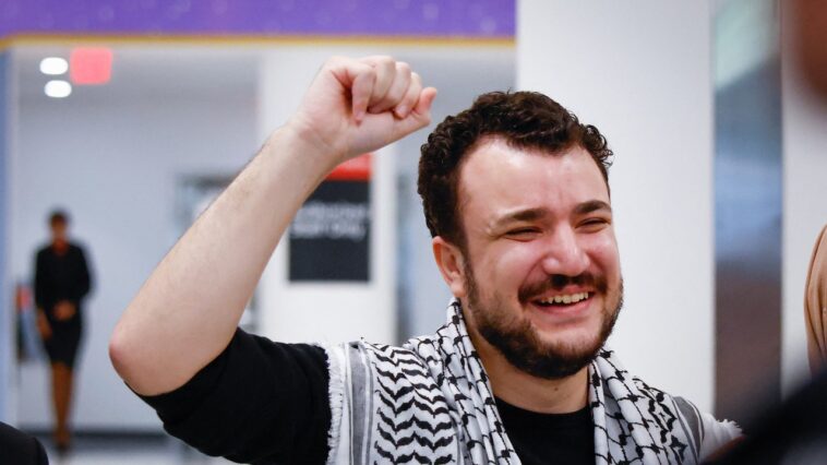 Mahmoud Khalil rentre chez lui après que le juge ordonne la libération de la garde de la glace en Louisiane