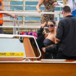 Les Kardashians arrivent à Venise, habillés à neuf, pour le mariage de Bezos-Sánchez