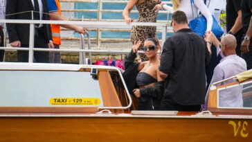 Les Kardashians arrivent à Venise, habillés à neuf, pour le mariage de Bezos-Sánchez