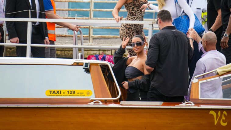 Les Kardashians arrivent à Venise, habillés à neuf, pour le mariage de Bezos-Sánchez
