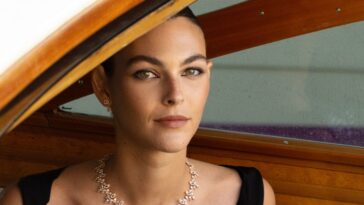 Vittoria Ceretti documente le dysfonctionnement de la garde-robe avec l'humour, le style à la fête de mariage de Bezos