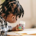 Au début, l'autisme chez les filles et les garçons semble similaire