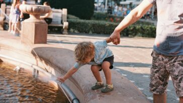 Au-delà des terrains de jeu: comment les espaces de ville moins structurés peuvent nourrir la créativité et l'indépendance des enfants